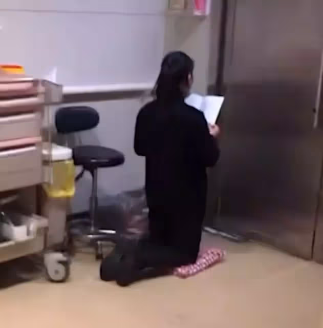 百善孝為先，女子淩晨4點手捧經文，跪在ICU門前為手術母親祈福，拍攝者不忍心送上水：她已經跪了8小時