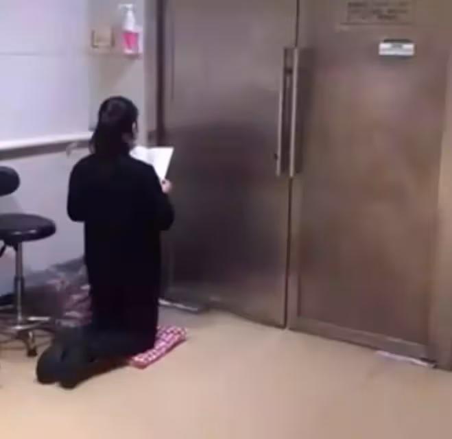 百善孝為先,女子淩晨4點手捧經文,跪在ICU門前為手術母親祈福,拍攝者不忍心送上水:她已經跪了8小時