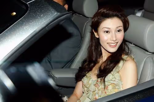 天上人間的大佬，曾看上李嘉欣，但是對方嫌他不夠有錢而選擇別人