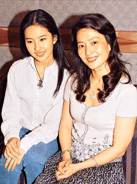 「劉亦菲媽媽」劉曉莉的錯位人生,為了女兒犧牲自己可曾後悔過?