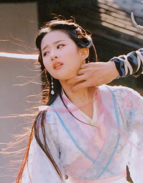 「劉亦菲媽媽」劉曉莉的錯位人生,為了女兒犧牲自己可曾後悔過?