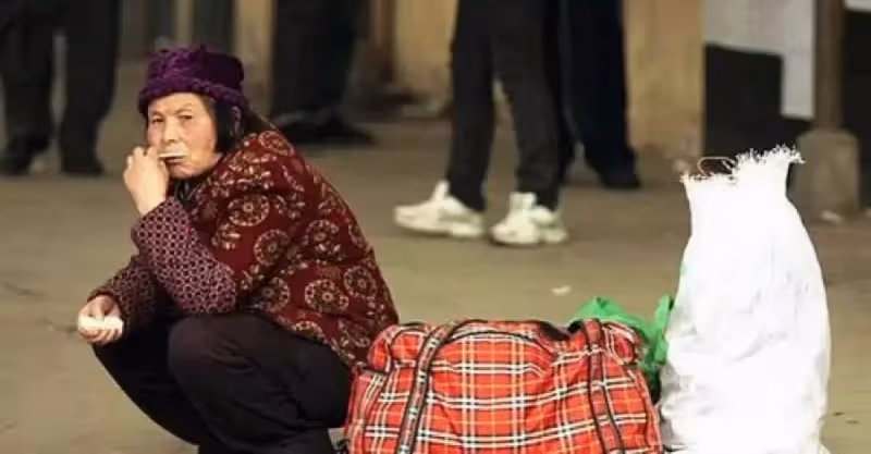 兒媳不給老人飯吃，老人背條板凳乞討，一條板凳讓老人走上富貴路