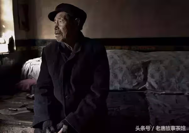 兒媳不給老人飯吃,老人背條板凳乞討,一條板凳讓老人走上富貴路