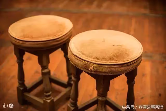 兒媳不給老人飯吃,老人背條板凳乞討,一條板凳讓老人走上富貴路