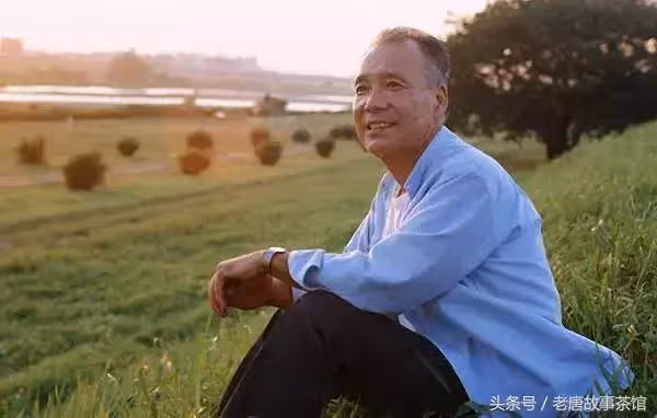 兒媳不給老人飯吃,老人背條板凳乞討,一條板凳讓老人走上富貴路