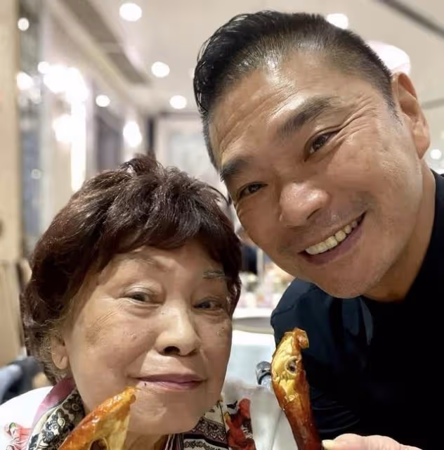 香港著名男主持與丈夫頻繁秀恩愛,結婚三年感情穩定,曾兩度患癌