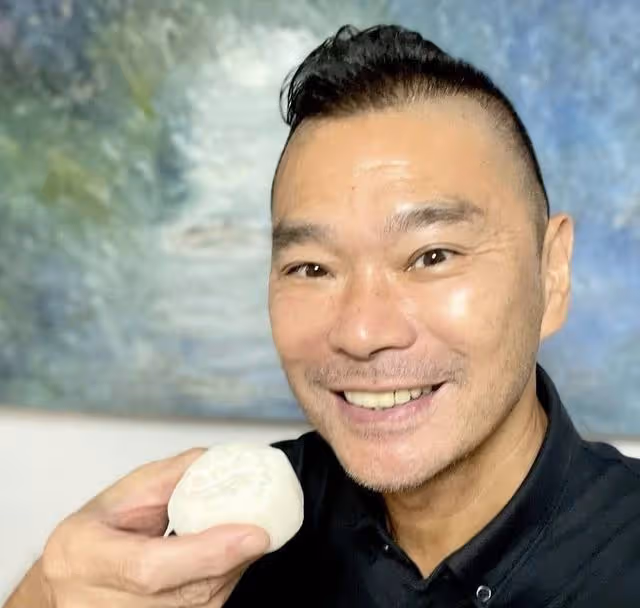 香港著名男主持與丈夫頻繁秀恩愛,結婚三年感情穩定,曾兩度患癌