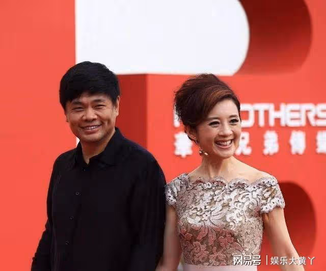 她是央視一姐,和魯豫是情敵,以懷孕上位,富豪為她拋妻棄子!