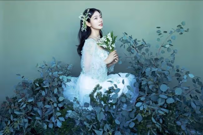 31歲韓國民女神奉子成婚,唯美婚紗照曝光,連換3套禮服巧遮孕肚