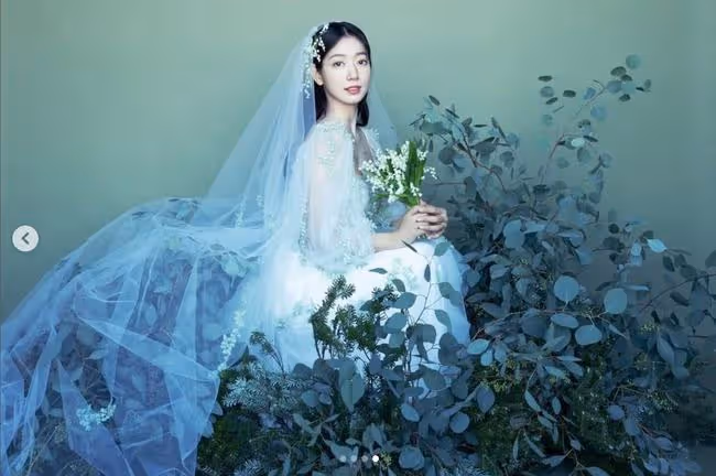 31歲韓國民女神奉子成婚,唯美婚紗照曝光,連換3套禮服巧遮孕肚