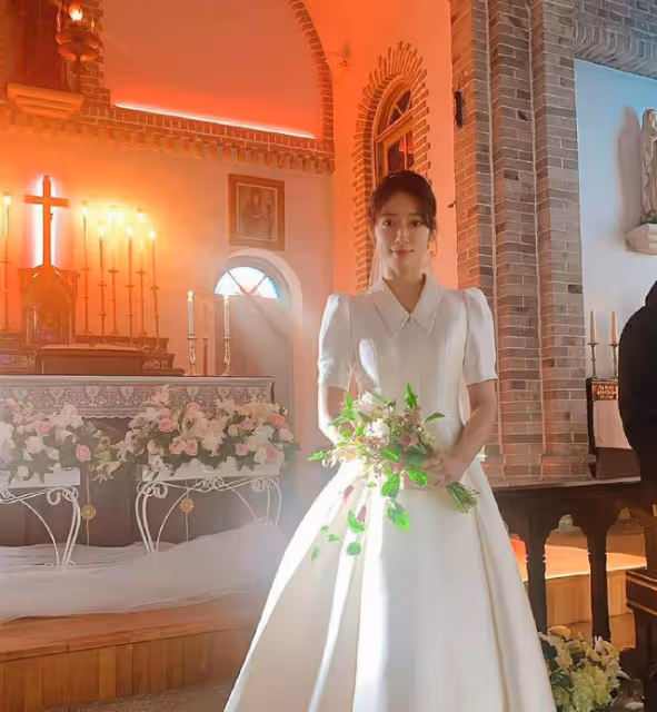 31歲韓國民女神奉子成婚,唯美婚紗照曝光,連換3套禮服巧遮孕肚