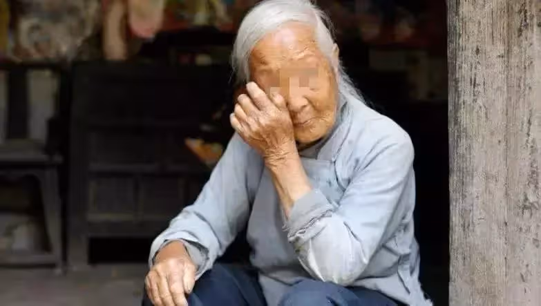 奶奶80歲大壽,4個親生兒子沒人來,只有小孫女送去一個蛋糕:臨終遺言讓全家傻住