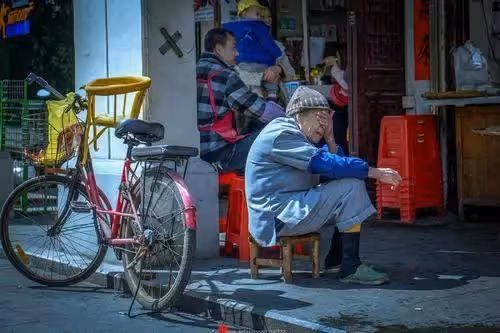 奶奶80歲大壽,4個親生兒子沒人來,只有小孫女送去一個蛋糕:臨終遺言讓全家傻住