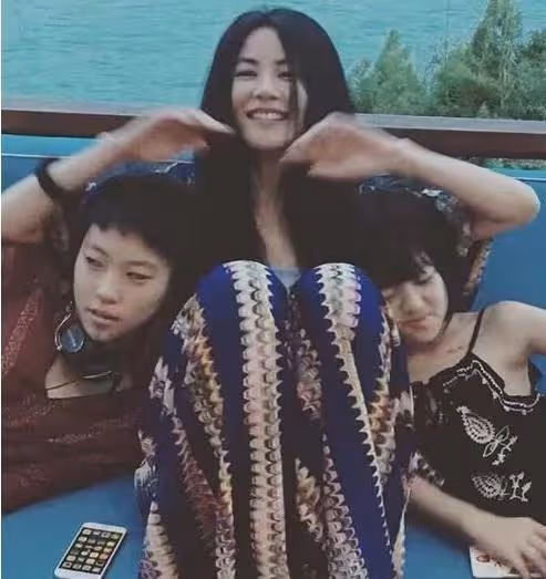 王菲有個好女兒,被誤會是不良嗜好,原來她下巴紋身線另有原因!