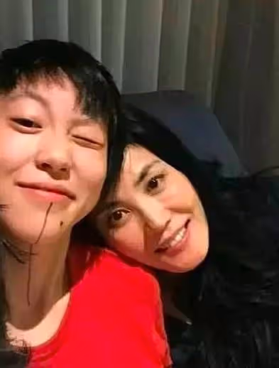 王菲有個好女兒,被誤會是不良嗜好,原來她下巴紋身線另有原因!