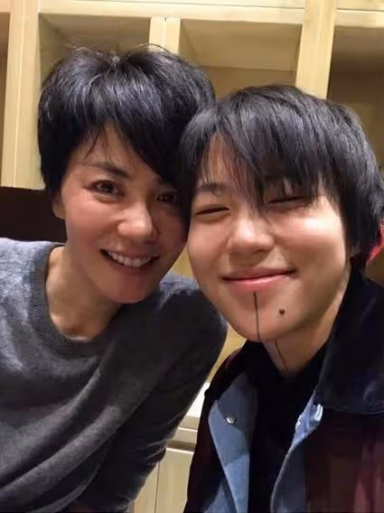王菲有個好女兒,被誤會是不良嗜好,原來她下巴紋身線另有原因!