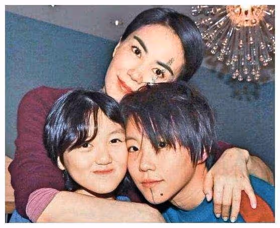 王菲有個好女兒,被誤會是不良嗜好,原來她下巴紋身線另有原因!