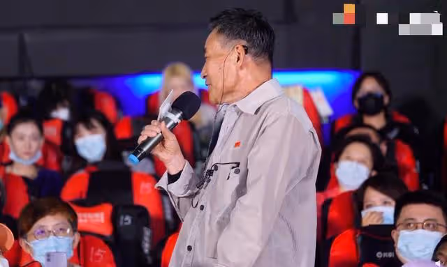 70歲李雪健沒背景沒後台，站幾小時為兒子捧場，父子皆是老實人