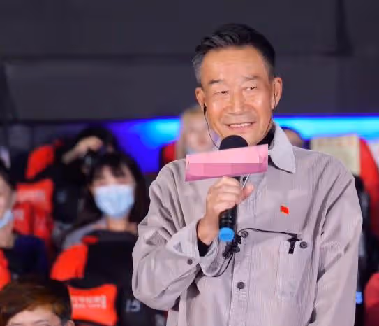 70歲李雪健沒背景沒後台，站幾小時為兒子捧場，父子皆是老實人