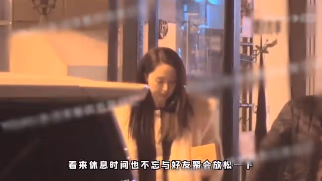 董璇凌晨酒吧開心玩樂,素顏露面容光煥發,此前與90後演員傳緋聞