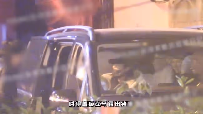董璇凌晨酒吧開心玩樂,素顏露面容光煥發,此前與90後演員傳緋聞