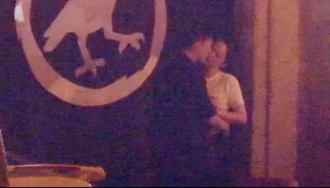 董璇凌晨酒吧開心玩樂,素顏露面容光煥發,此前與90後演員傳緋聞