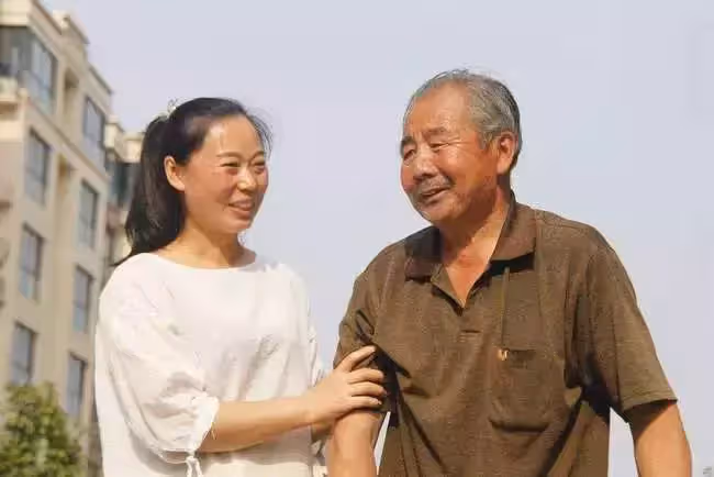 月子時婆婆讓兒媳找親媽,晚年生病兒媳告訴婆婆:找你親閨女