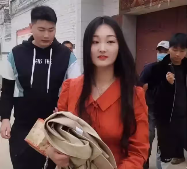 月子婆婆送了31包方便麵,婆婆摔斷腿,兒媳送去100包方便麵