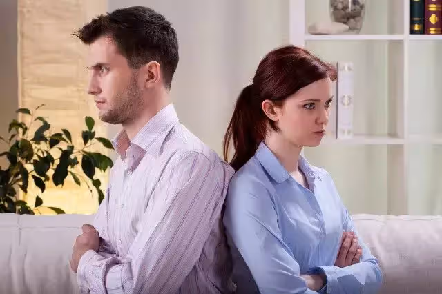 妻子背叛丈夫多年,丈夫卻不離婚,吃過苦頭她才明白,這就是報應