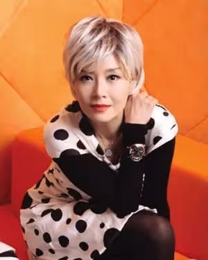 如今已經63歲的她單身一人依舊保養得很好,是真正的顏值女神