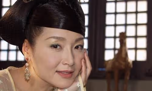 如今已經63歲的她單身一人依舊保養得很好,是真正的顏值女神