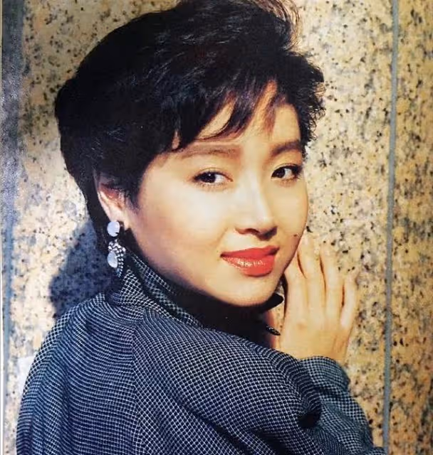 如今已經63歲的她單身一人依舊保養得很好，是真正的顏值女神