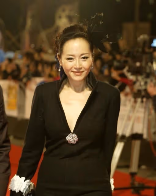 如今已經63歲的她單身一人依舊保養得很好，是真正的顏值女神