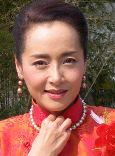 如今已經63歲的她單身一人依舊保養得很好，是真正的顏值女神