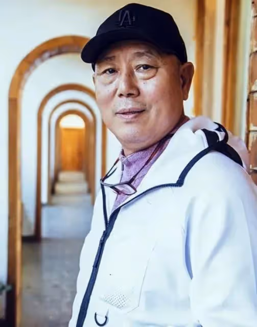 李誠儒前妻，離婚後住18平米房子，兒子逆襲成明星