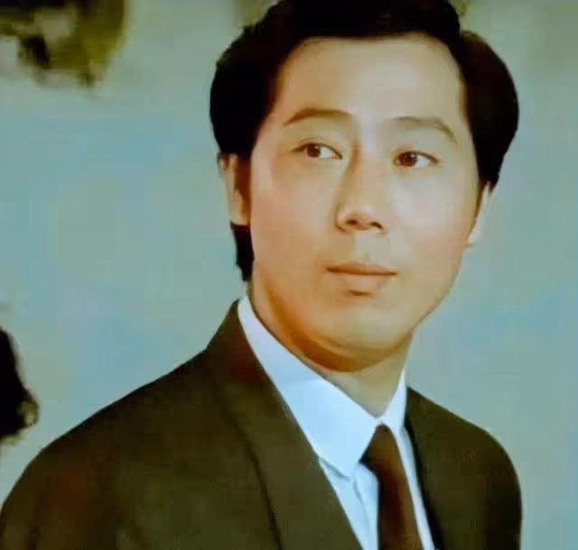 李誠儒前妻,離婚後住18平米房子,兒子逆襲成明星