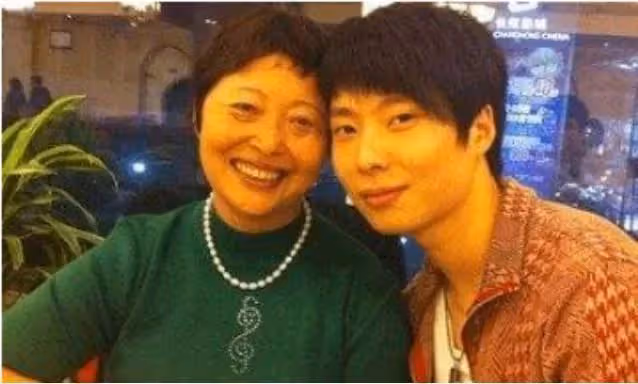 李誠儒前妻,離婚後住18平米房子,兒子逆襲成明星