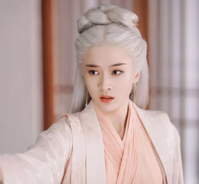 既然沒傾世之顏,就別硬演白髮女神,這5位女演員告訴你,什麼是一眼萬年