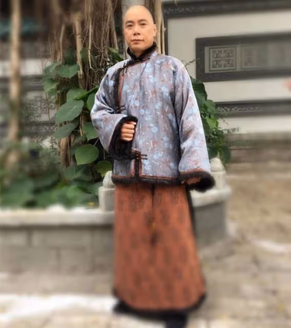 36歲男星先天發育不全,身高1米33受盡歧視,感謝馮德倫提攜入行