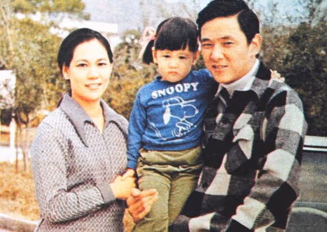 王馨平富豪老公生日,夫妻深情對視太甜蜜,結婚21年無子沒有怨言
