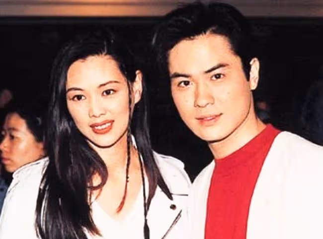 王馨平富豪老公生日,夫妻深情對視太甜蜜,結婚21年無子沒有怨言
