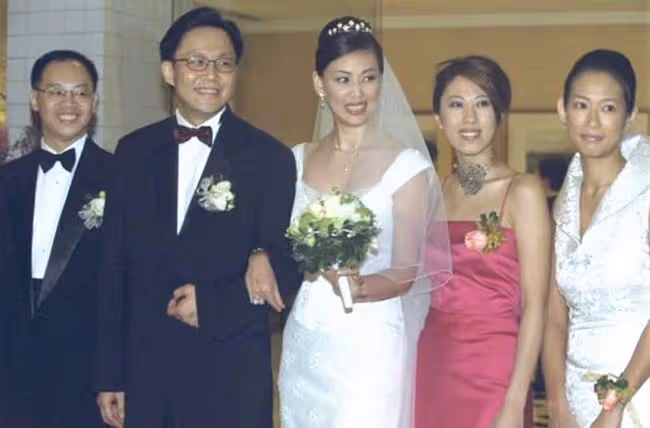 王馨平富豪老公生日,夫妻深情對視太甜蜜,結婚21年無子沒有怨言