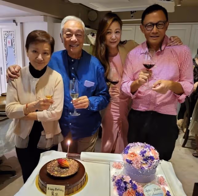 王馨平富豪老公生日,夫妻深情對視太甜蜜,結婚21年無子沒有怨言
