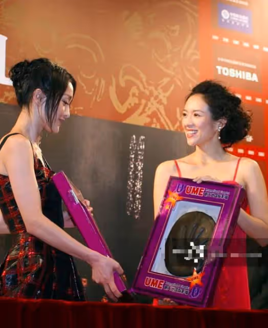 15年前的章子怡周迅,同框現身驚艷至今,平分秋色各領風騷!
