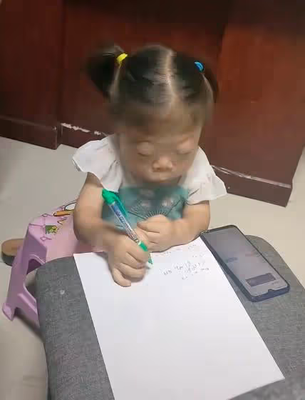 四歲女孩酷似趙忠祥,被曝光後遭全網惡意嘲諷,孩子只是生病了!