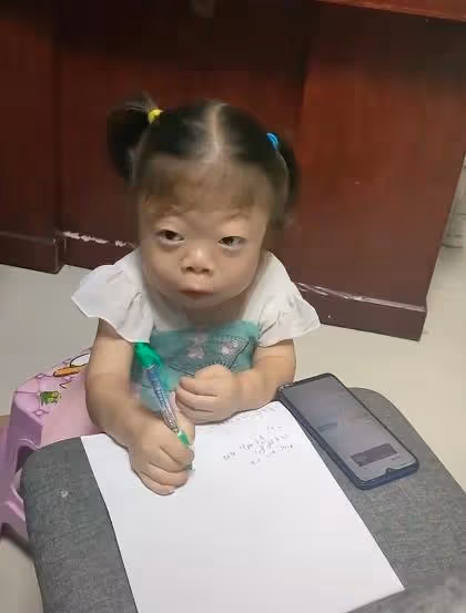 四歲女孩酷似趙忠祥,被曝光後遭全網惡意嘲諷,孩子只是生病了!