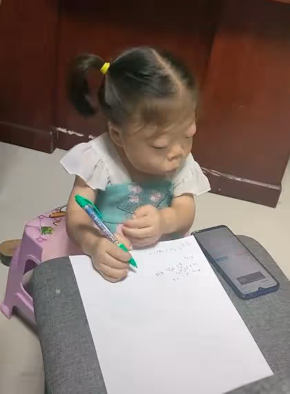 四歲女孩酷似趙忠祥,被曝光後遭全網惡意嘲諷,孩子只是生病了!