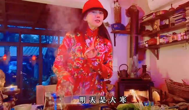 63歲楊麗萍親自燒火做家務,大雪天吃柴火雞,穿東北花襖氣質好