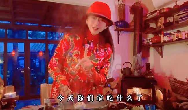 63歲楊麗萍親自燒火做家務,大雪天吃柴火雞,穿東北花襖氣質好