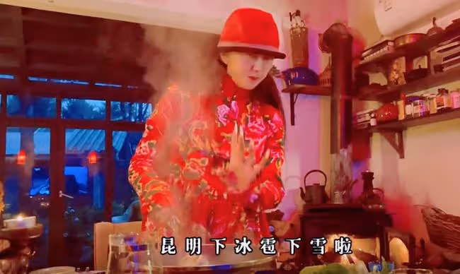 63歲楊麗萍親自燒火做家務,大雪天吃柴火雞,穿東北花襖氣質好